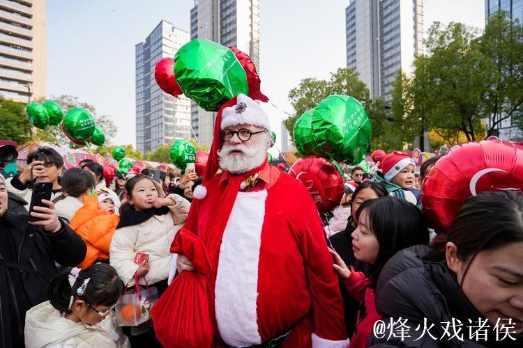 掘金球迷穿圣诞毛衣庆祝 节日气氛十足球场显温馨