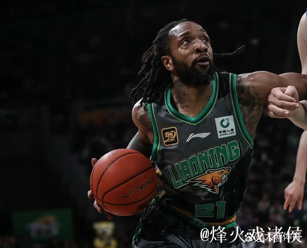 威尔斯空接暴扣，辽宁大比分领先广厦